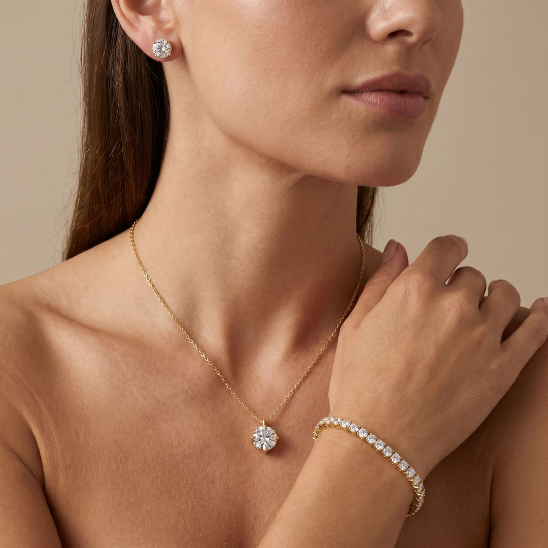 Woman wearing the Solitaire Pendant set