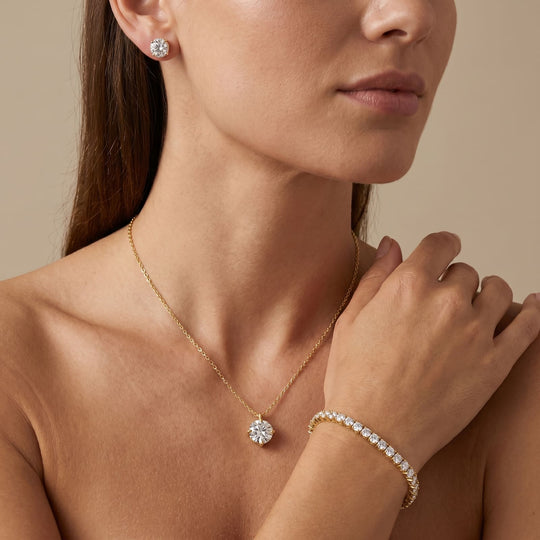 Woman wearing the Solitaire Pendant set